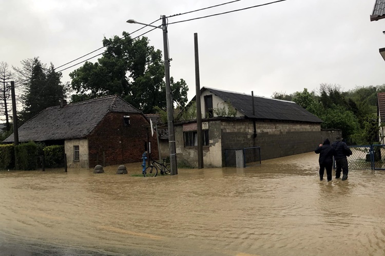 FOTO: Poplave diljem Varaždinske županije, voda negdje i do koljena – vatrogasci imaju pune ruke posla