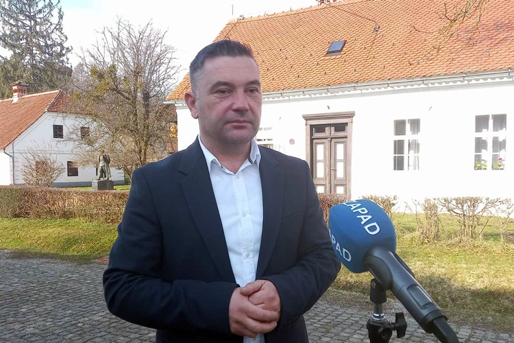 Skupina ljudi upala u Muzej "Staro selo" Kumrovec i izvađala performanse! Šplajt: "Ne podržavamo vandalizme, Broz Tito naš je Kumrovčan"
