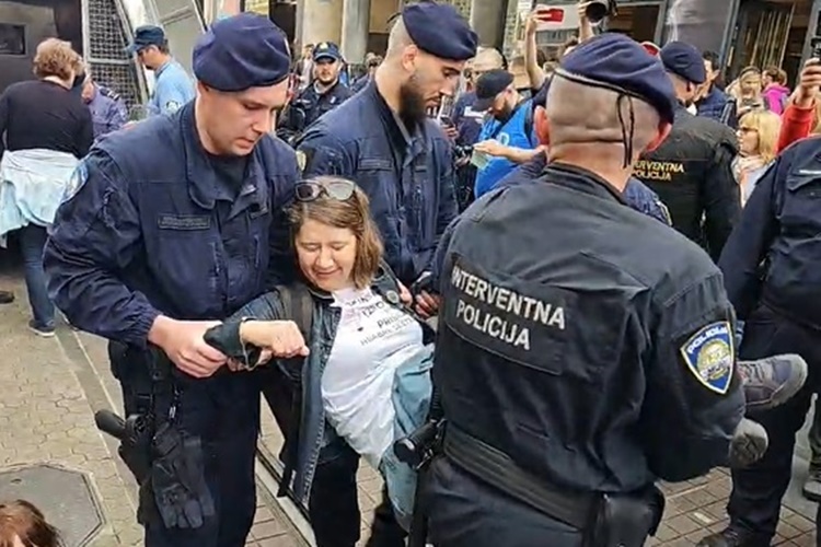 Hod za život omele protuprosvjednice – sjele na cestu i izvadile vješalice, hodači im vikali: „Nakaze!”