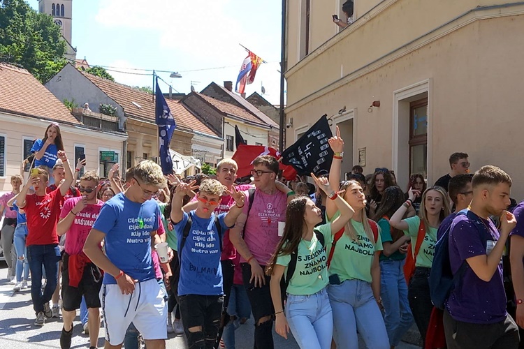 VELIKA FOTO I VIDEO GALERIJA Pogledajte kako su maturanti sa sjevera Hrvatske proslavili kraj svog srednjoškolskog obrazovanja