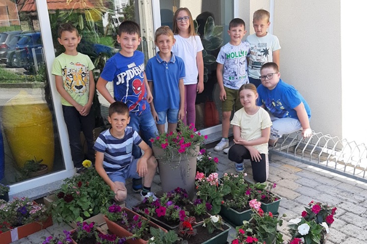 Kad se male ruke slože! Okoliš Područne škole Lepajci zablistao u cvijeću!