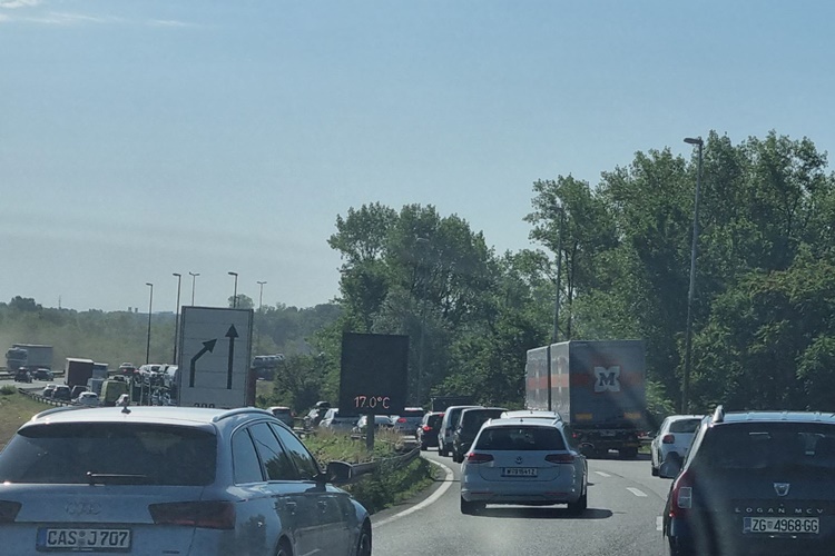 Udarni vikend i novi kaos u prometu: kilometarske kolone i zastoji, višesatna čekanja na graničnim prijelazima