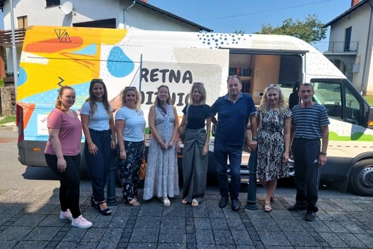 Međunarodna agencija za razvoj u posjeti Novom Marofu i projektu 'Čitanje na kotačima'