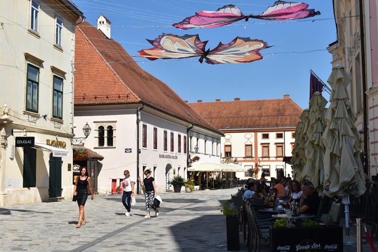 FOTO Šetnja Varaždinskim ulicama dok temperatura postiže svoj današnji maksimum