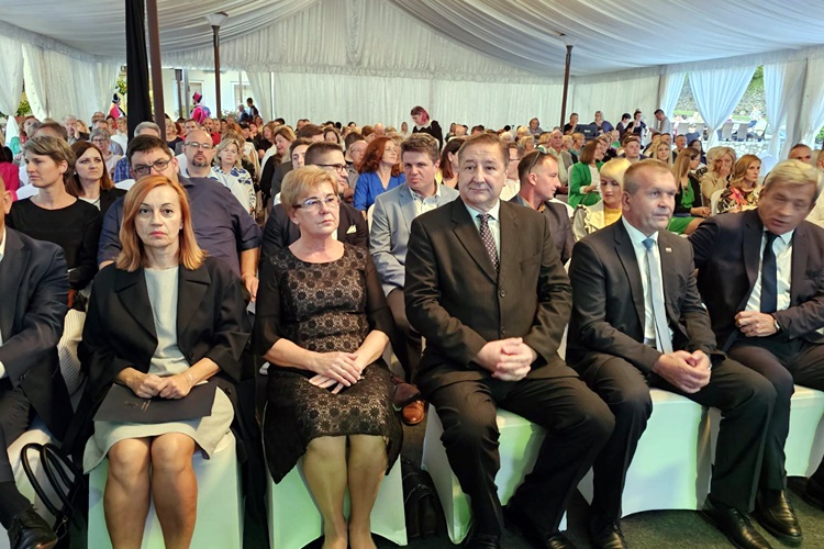 Spektakularnim vatrometom i tradicionalnim podizanjem zastave započeo 27. Međunarodni festival čipke