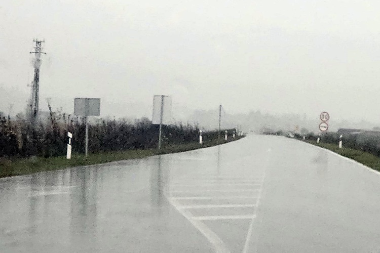 Kaos zbog nevremena: Zbog prometne nesreće na obilaznici u Zagrebu stvorila se kolona od 8 kilometara, vjetar odnio krov i srušio stablo na autobus
