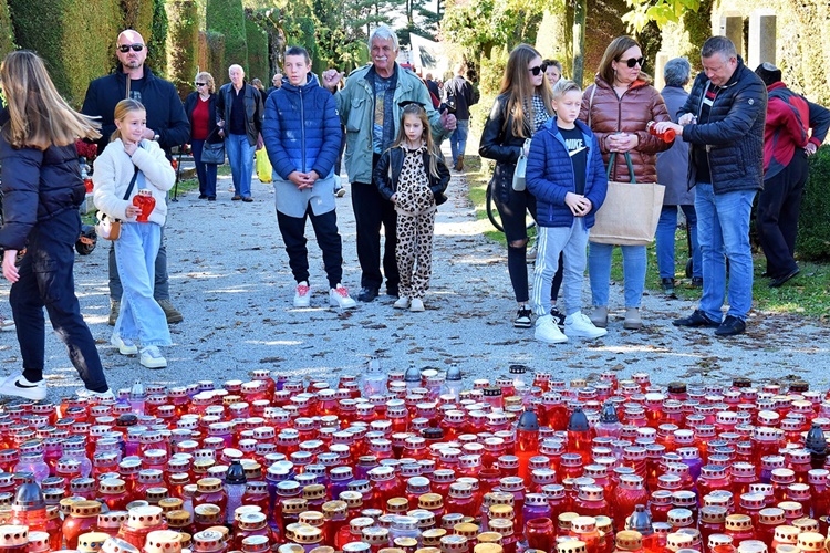 FOTO: Blagdan Svih svetih obilježava se sjećanjem na preminule uz posjete grobovima, evo kako je na varaždinskom groblju