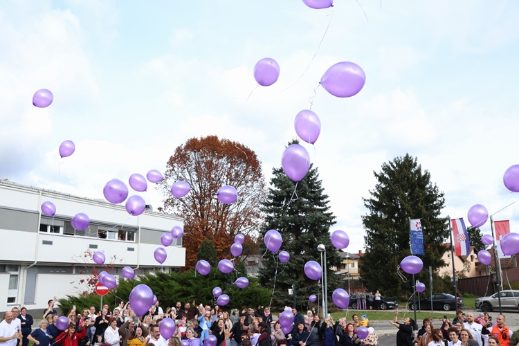 Ispred Županijske bolnice Čakovec u čast palčićima u zrak poletjeli ljubičasti baloni