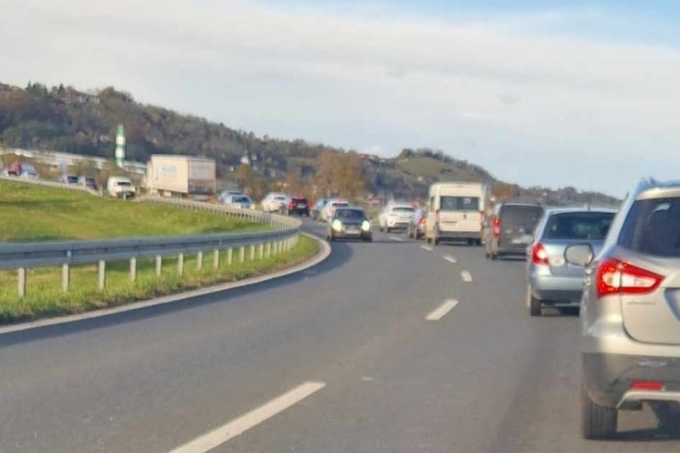 Sudar tri automobila i radovi na cesti stvorili ogromnu gužvu kod Pojatna