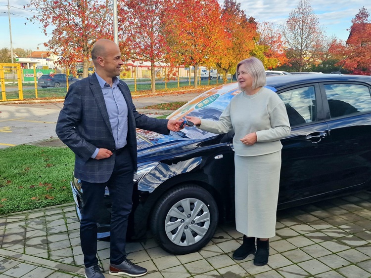 Bravo: Poznati zagorski pjevač i voditelj Ivan Benc na nagradnoj igri osvojio automobil, poklonio ga sestri  