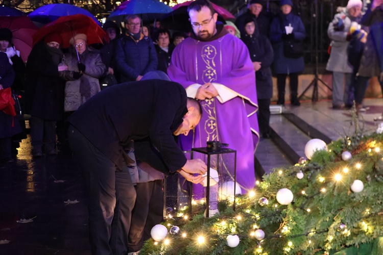 Župan Posavec upalio prvu adventsku svijeću, simbol vjere i nade