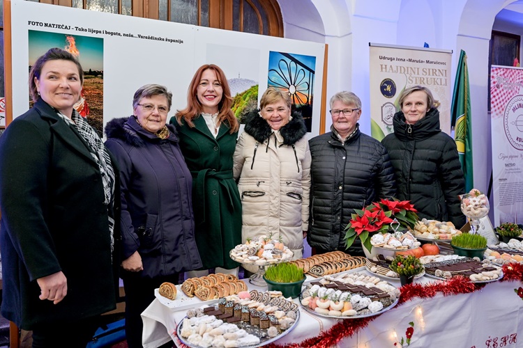 KAKO SU FINI! U atriju varaždinske Županijske palače posjetitelji uživali u tradicionalnim božićnim kolačima