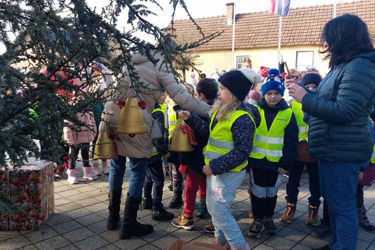 FOTO U Trnovcu po prvi puta okićen općinski bor i to sa unikatnim ukrasima