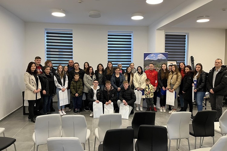 Dobrodošla pomoć - Općina Lobor podijelila 33 učeničke i studentske stipendije