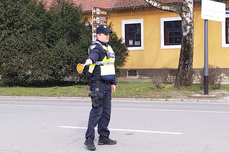 Kao u filmu: Mlada vozačica iz Zadra previše 'stisla' gas i srušila brzinski rekord na autocesti kod Gospića, ostala bez vozačke