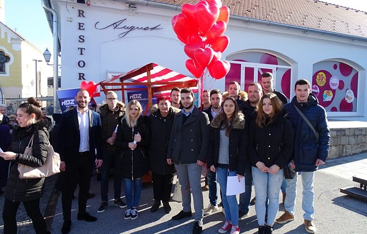 Torta i baloni uz Valentinovo – Žene i mladi HDZ-a Varaždincima uljepšali Dan zaljubljenih
