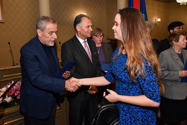Bandić podijelio stipendije učenicima i studentima pripadnicima romske nacionalne manjine