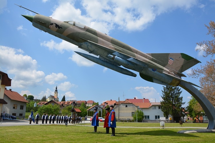 Avion Rudolfa Perešina izložen ispred Ministarstva obrane