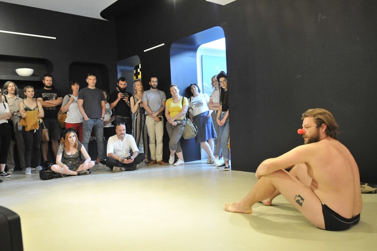 Polugoli muškarac na pozornici, bičevanje, Mađarka koja voli svoje prekomjerno teško tijelo i žvače čokoladu - bilo je svega u Varaždinu na Danima performansa