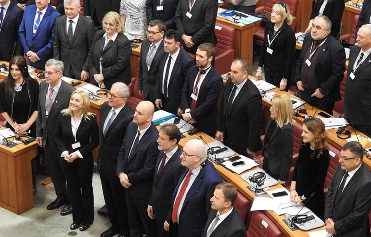 ŠTO BI NA TO REKLI NAŠI POLITIČARI? U ovoj državi političari nemaju nikakvih povlastica, žive u malim stanovima i voze se javnim prijevozom