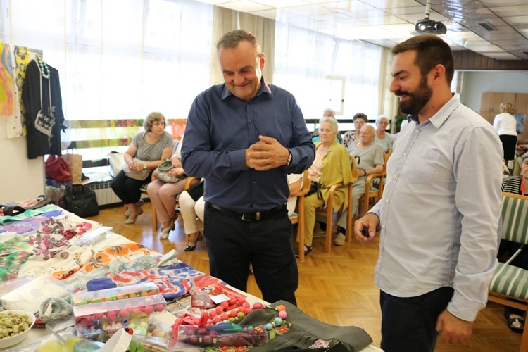 U koprivničkom Domu za starije i nemoćne održana izložba i prezentacija tehnika oslikavanja svile