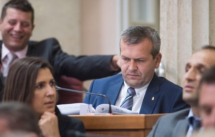 Znate li da je Anđelko Stričak jedan od najaktivnijih zastupnika kada su u pitanju replike. Pogledajte koliko puta je dizao pločicu u Saboru, na kojem je mjestu i tko su uz njega najaktivniji zastupnici!