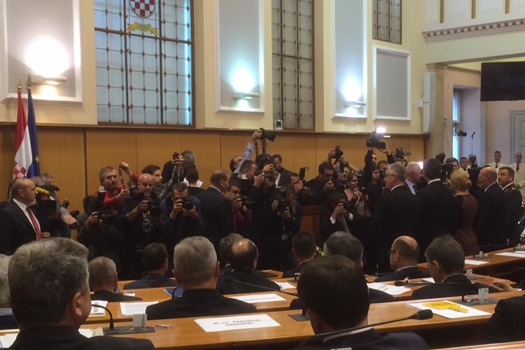 POLITIČARI PRED ODMOROM: Neki idu veseli, neki zabrinuti, a neki samo idu