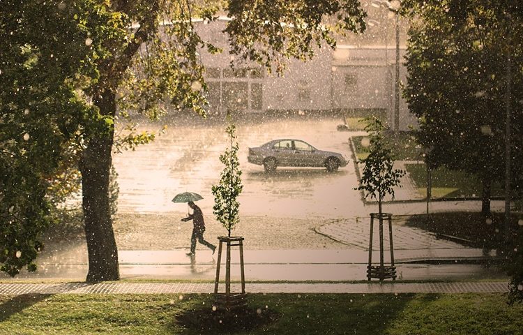 VIKEND PROGNOZA Češći i žešći pljuskovi i grmljavina – moguća tuča i oluje, ali znamo kad se vraća sunce