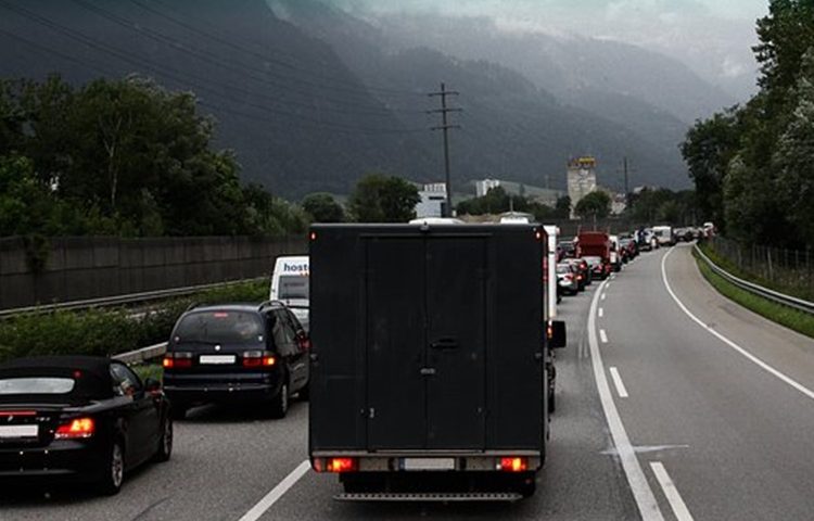 KILOMETARSKE KOLONE I ZASTOJI Najduža je kolona duga čak 12 km